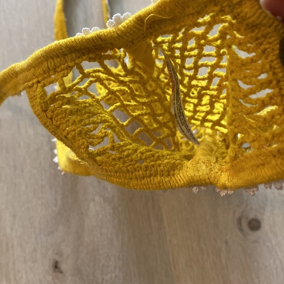 Free People Daisy Chain Crochet Net Phone Bag NWOT - Picture 3 of 3